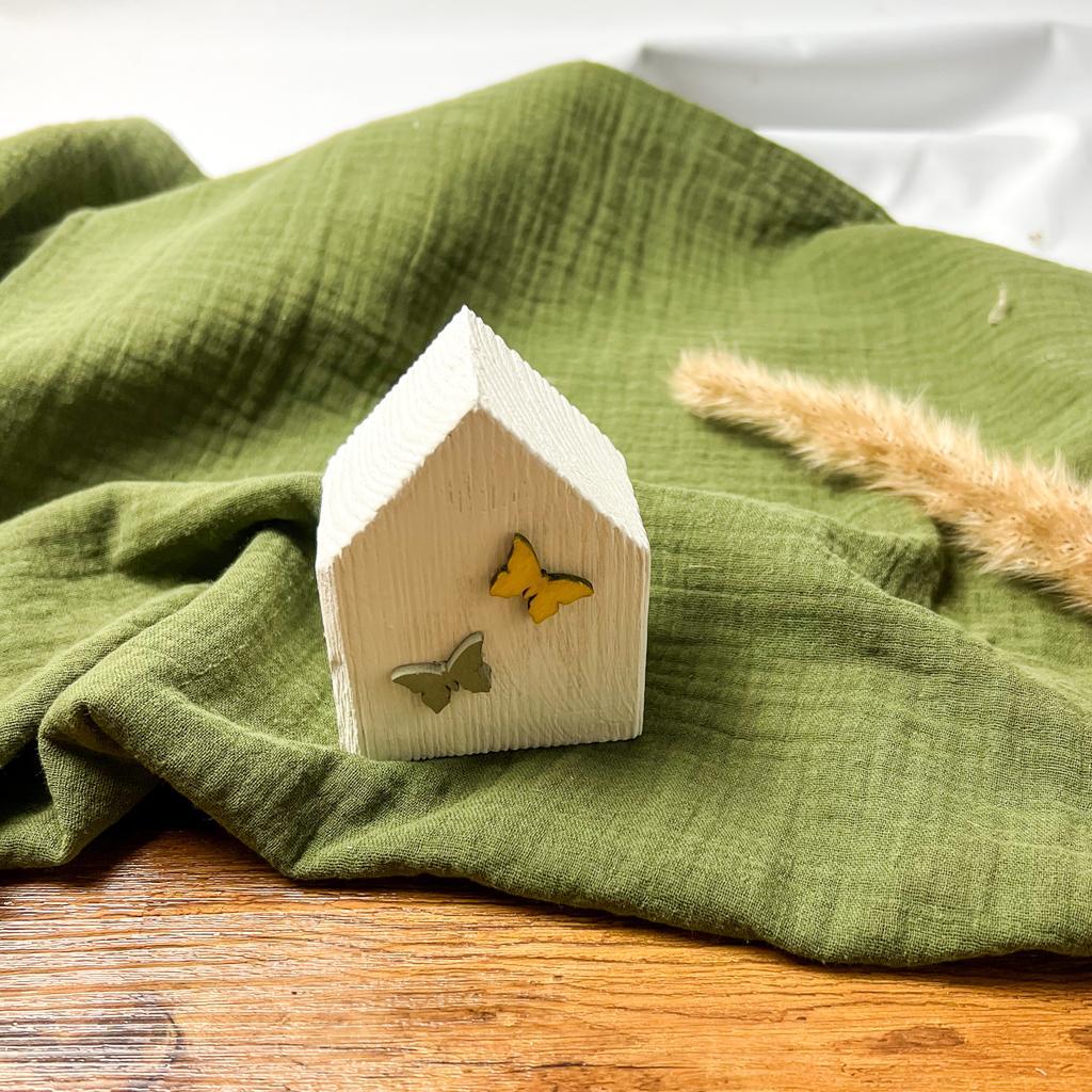Frühlingshaftes Holzhäuschen mit Schmetterlingen - klein