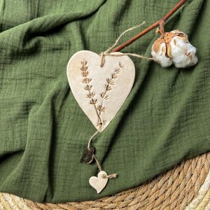 Herzen-Aufhänger aus Keramik mit Pflanzendruck