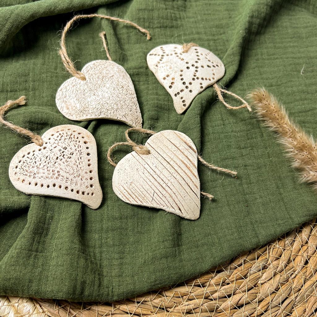 Geschenkanhänger Keramik-Herz - gebogen
