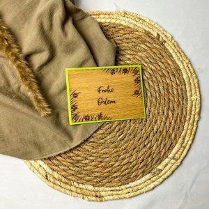Holz-Karte „Frohe Ostern“ & Gras