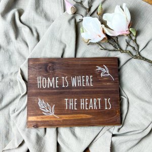 Holzschild Home is where the heart is
