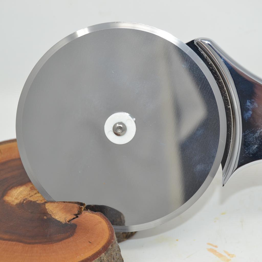 Holz Pizzaschneider massiv aus Hainbuche Handarbeit Unikat - Image 4