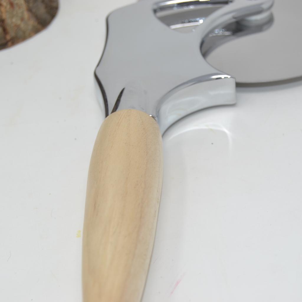 Holz Pizzaschneider massiv aus Hainbuche Handarbeit Unikat - Image 2