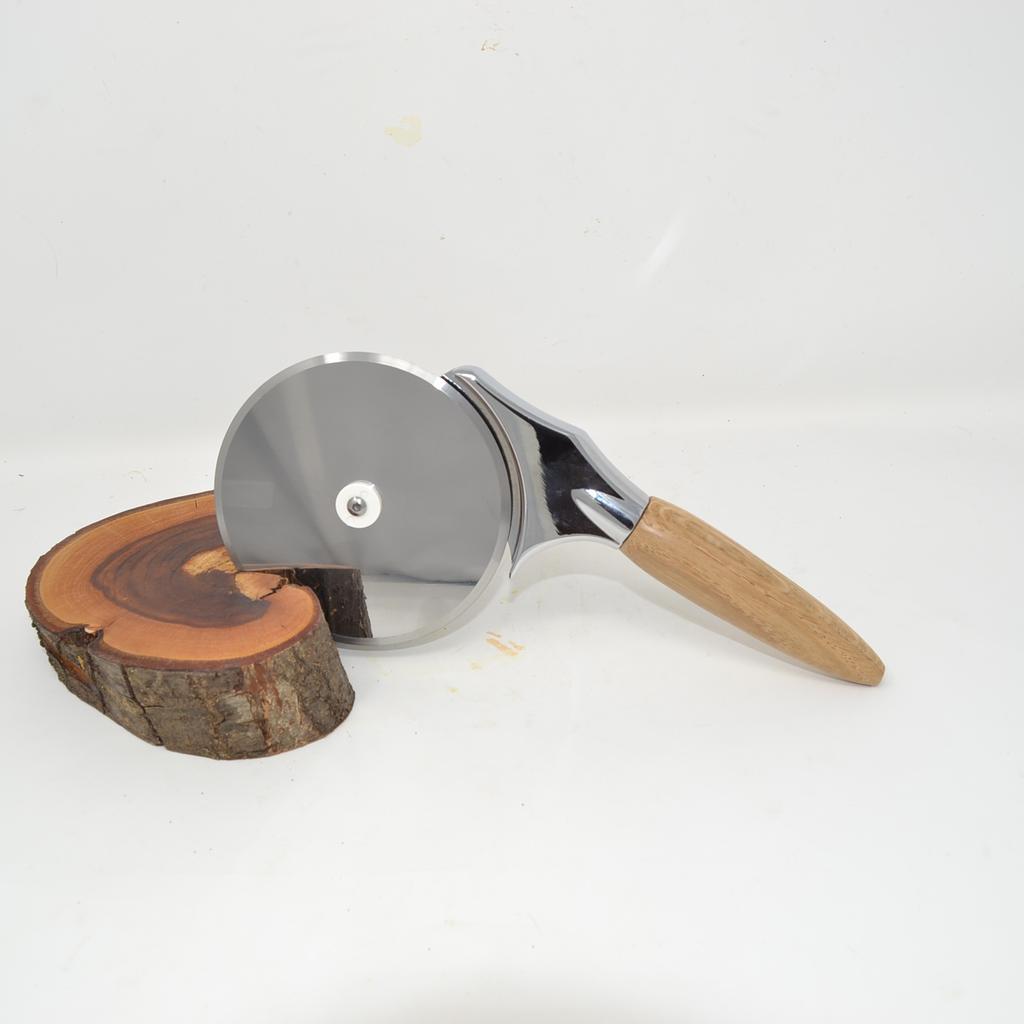 Holz Pizzaschneider massiv aus Eiche Handarbeit Unikat
