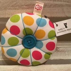 Nadelkissen aus Stoff  gepunktet