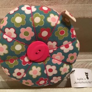 Nadelkissen aus Stoff geblümelt