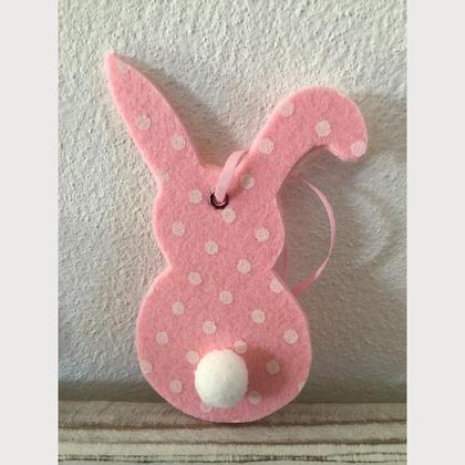 Hase aus Filz zum Aufhängen in rosa gepunktet und Bommel