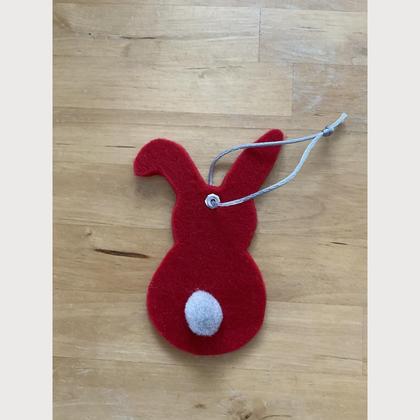 Einfacher Filzhase in rot mit Bommel grau zum Aufhängen