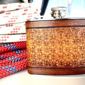 Flachmann mit gestanzt Leder