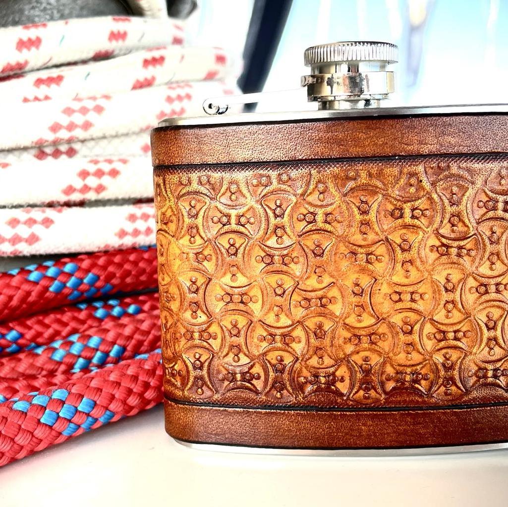 Flachmann mit gestanzt Leder