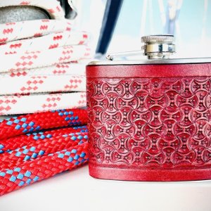 Flachmann mit gestanzte Leder dunkle rot