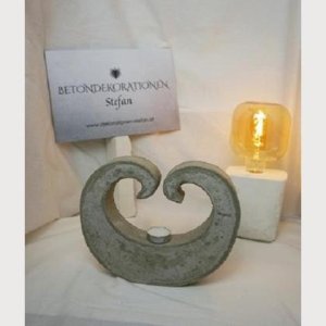 Abstrakte Flamme aus Beton