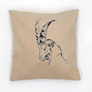 Kissen „Steinbock“ mit Zirbenfüllung, 28 cm x 28cm, beige