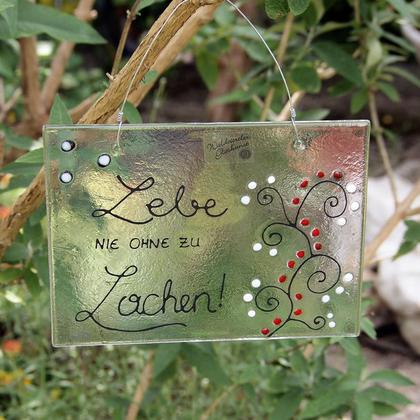 Spruchschild "Lebe nie ohne zu Lachen"