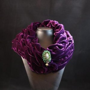 Schal „Violet“ inkl. Brosche „Anna Blochl“