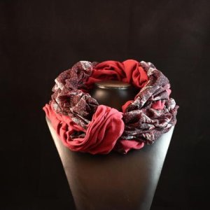 Gesmokter Schal „rot-beere“ (gemustert)