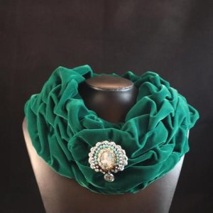 Schal „Smaragd“ inkl. Brosche „Maria Theresia“