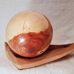 Dekokugel aus Holz mit Untersetzer