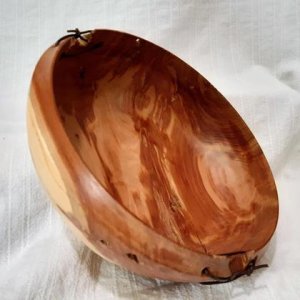 Holzschüssel aus rustikalem Zwetschkenholz