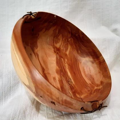 Holzschüssel aus rustikalem Zwetschkenholz