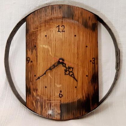 Holzuhr mit Metalleinfassung