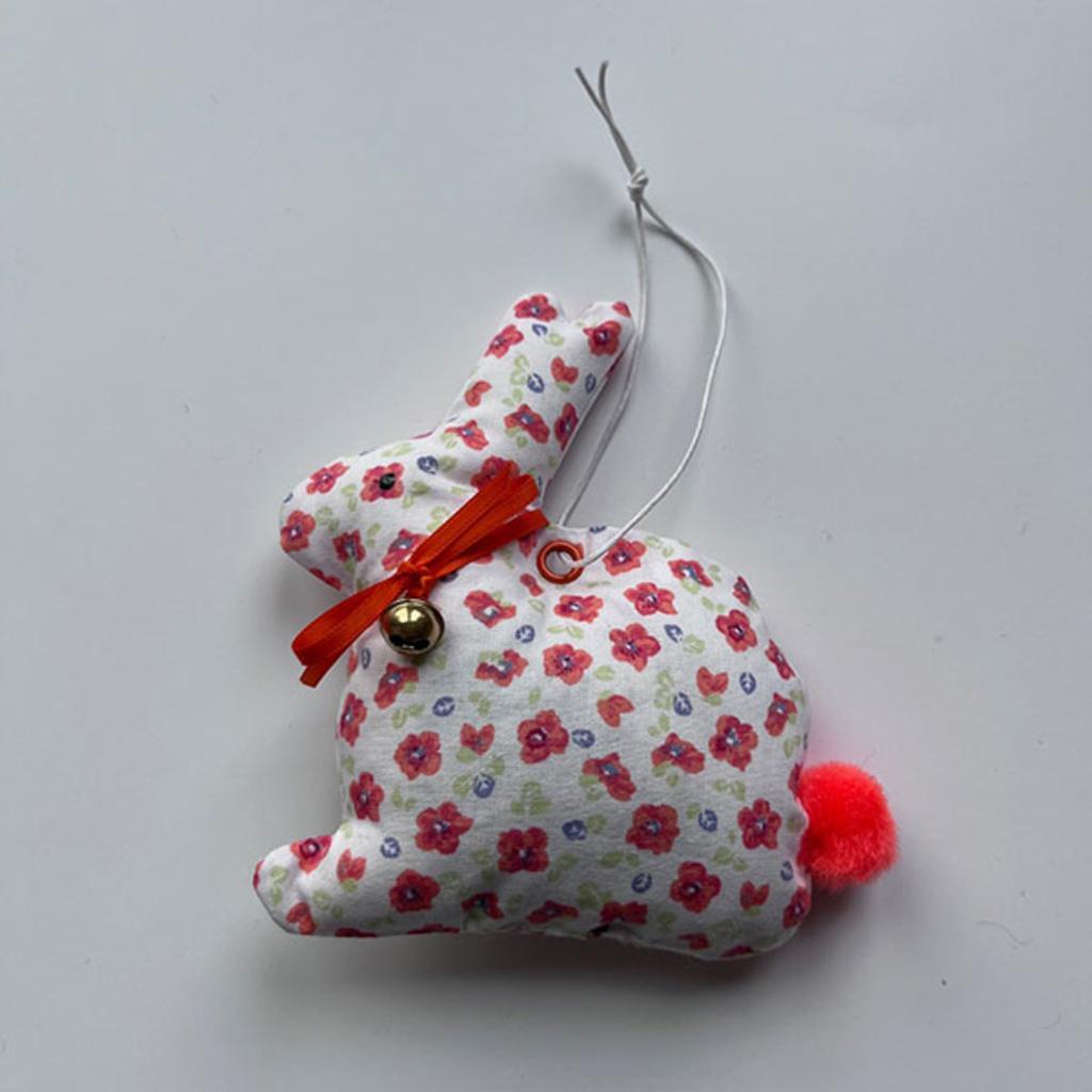 Osterdeko Hase aus Stoff - weiß mit kleinen Blümchen