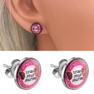 Ohrstecker mit Glaskuppel ‚trust your journey‘