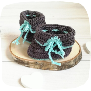 Babyschuhe gehäkelt anthrazit – türkis 0-3 Monate
