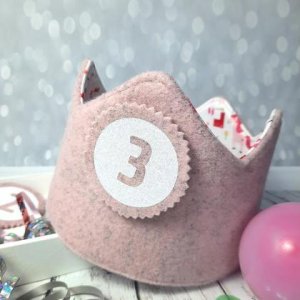 Geburtstagskrone Wollfilz rosa gefüttert inkl. Zahlenbuttons