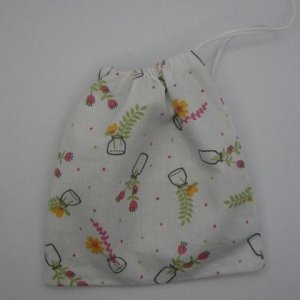 Kleines Geschenksackerls mit Blumen