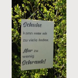 Spruch-Holzschild „Schuhe“