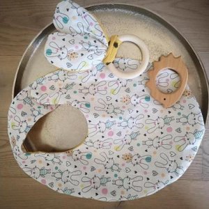 Baby Lätzchen und Greifling Osterhase