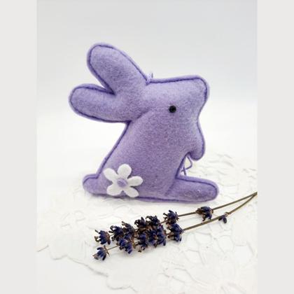 Lavendelhase in Filzoptik