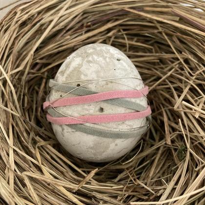 Betonei mit Bändern rosa-grau