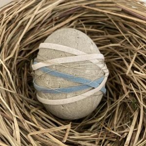 Betonei mit Bändern blau-weiß