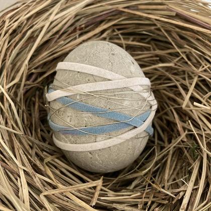 Betonei mit Bändern blau-weiß