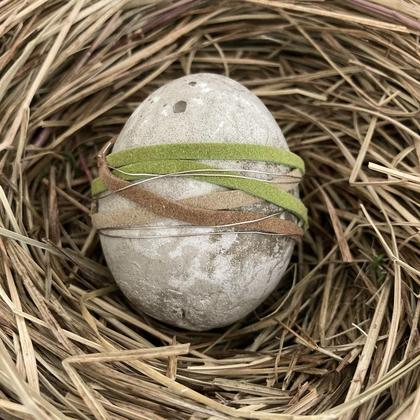 Betonei mit Bändern grün-braun