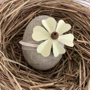 Betonei mit Blume