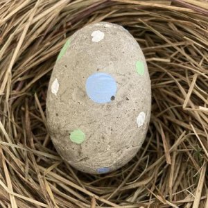 Betonei mit Tupfen in pastell