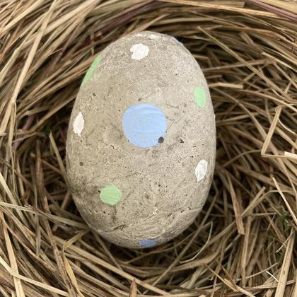 Betonei mit Tupfen in pastell