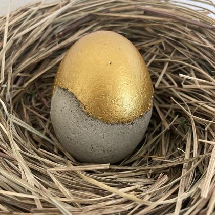 Betonei mit goldener Spitze