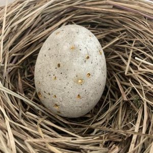 Betonei mit goldenen Akzenten