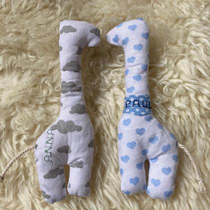Babygiraffe Blaue Herzen - Image 2