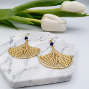 handgemachte Ohrringe mit goldenem Ginkoblatt und Kristallschliff Perle