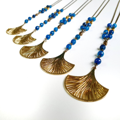 handgemachte lange Halskette mit blauen Perlen und Ginko Anhänger - Image 3