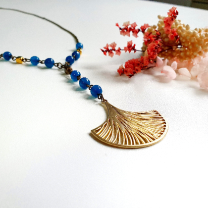 handgemachte lange Halskette mit blauen Perlen und Ginko Anhänger - Image 2