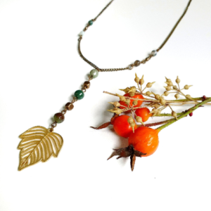 handgemachte lange Halskette mit Perlen und Blattanhänger