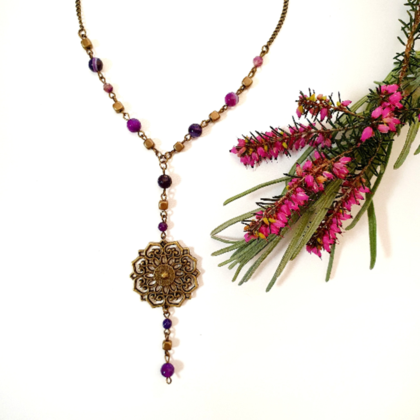 handgemachte lange Halskette mit violetten Perlen und Anhänger