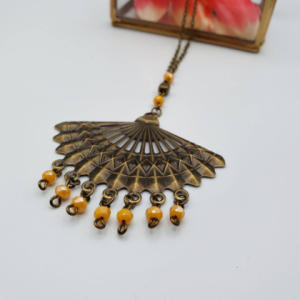 handgemachte lange Halskette mit Fächeranhänger und Perlen