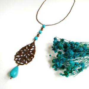 handgemachte lange Halskette mit türkisen Perlen und Anhänger